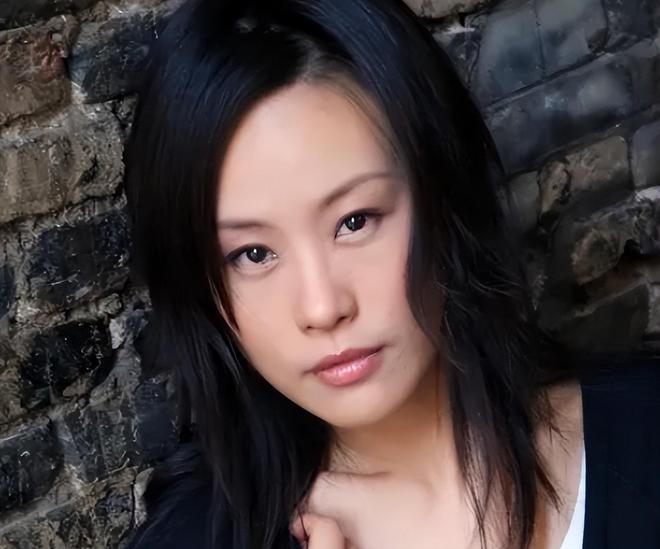 星20岁孤身闯好莱坞嫁美国秃头导演凯发国际K8她被评最性感的华裔女(图2)